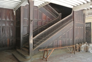 pegu-club-stairs2