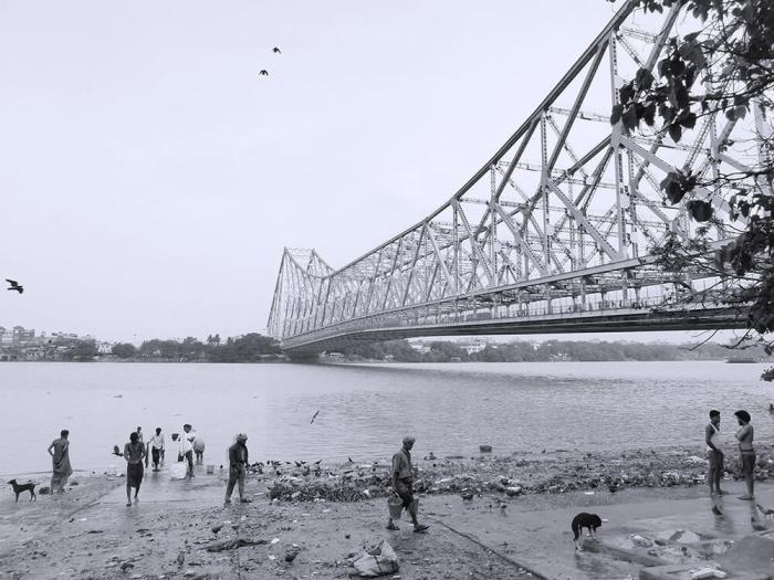 People on the Hooghly River shore and by the Howrah Bridge